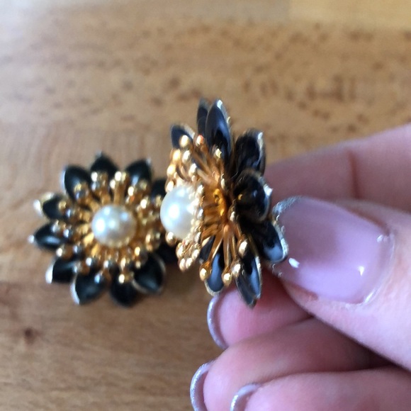 Vintage MCM Metal Flower Earrings Clip-on - Picture 7 of 9